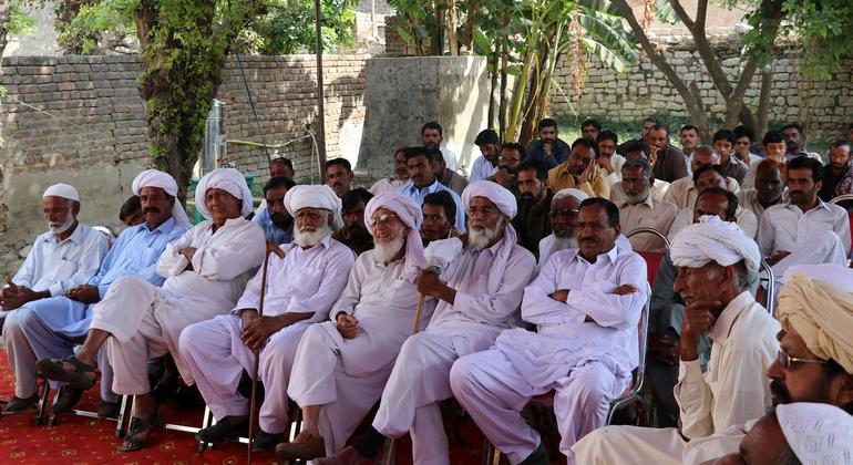 Miembros de una comunidad del estado de Punjab, en Pakistán, participando en una reunión para debatir el uso adecuado de los recursos naturales.