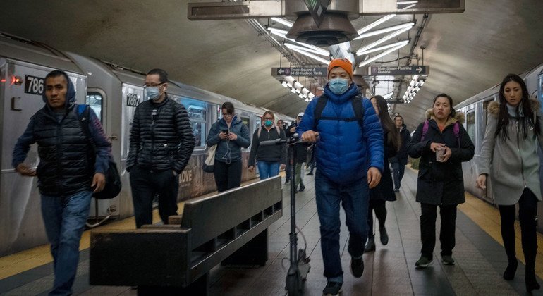 कोविड-19 के कारण न्यूयॉर्क में मेट्रो में सफ़र करने वाले लोगों की संख्या में कमी आई है.