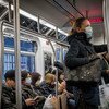 Des usagers du métro de New York portant un masque par précaution face au coronavirus