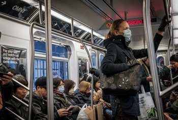 न्यूयॉर्क में सबवे ट्रेन में लोग एहतियातन फ़ेस मास्क लगा कर यात्रा कर रहे हैं.