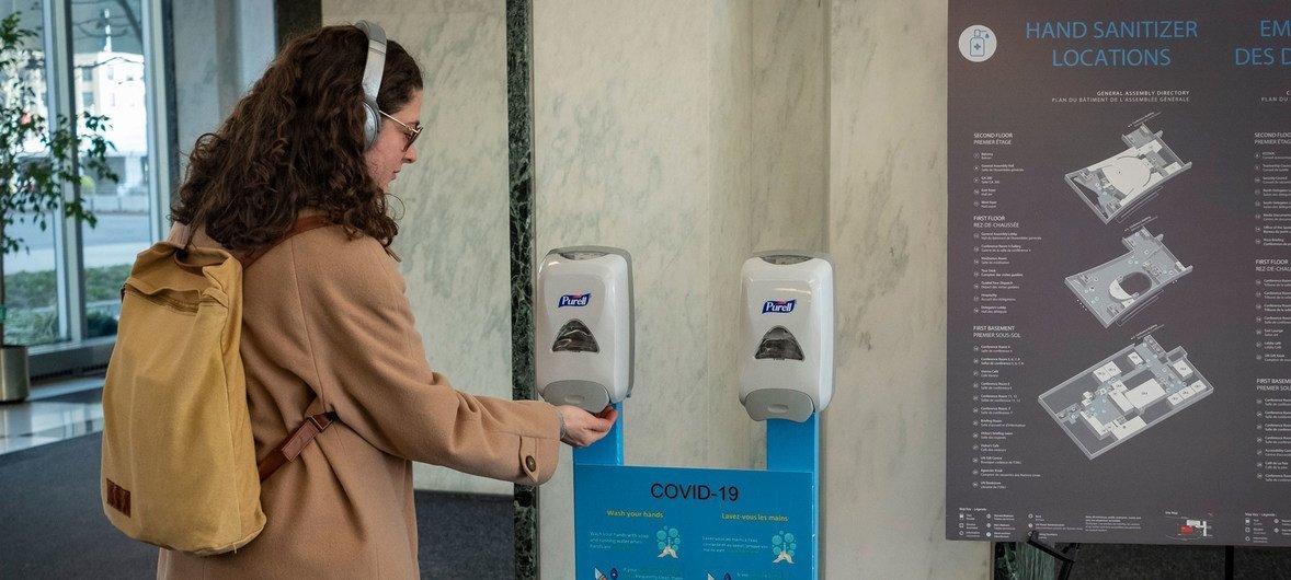 Una empleada de la Organización se limpia las manos con gel desinfectante en la sede de la ONU en Nueva York.
