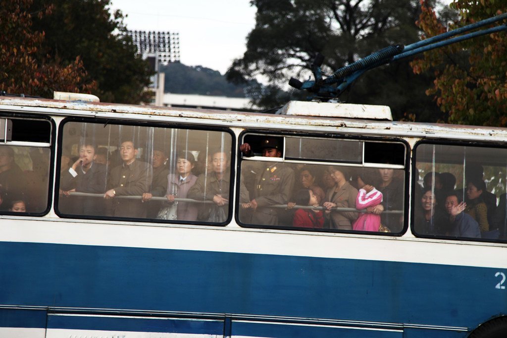 Des personnes se rendent au travail en bus dans la capitale nord-coréenne, Pyongyang. (archive)