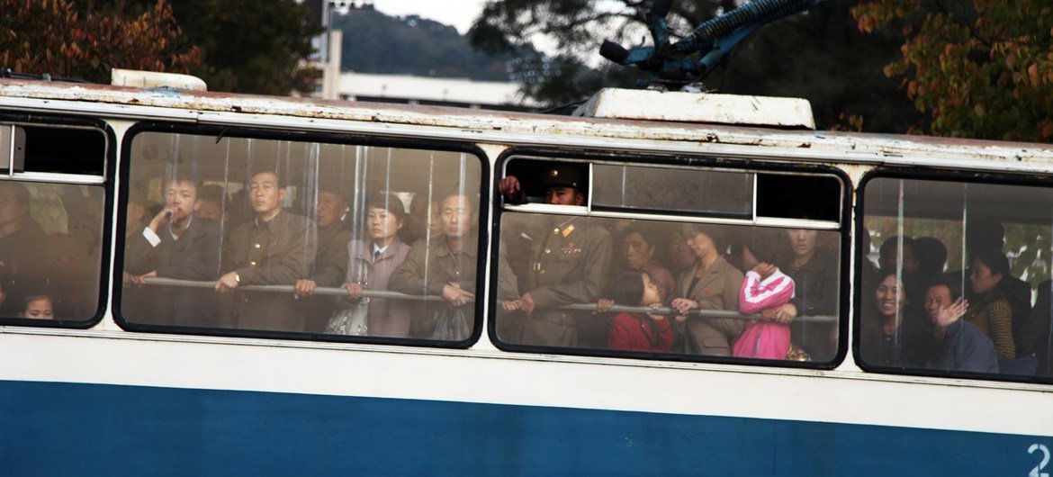 朝鲜首都平壤的通勤者乘公共汽车上班。（资料图片）