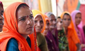 Mujeres de la zona rural de Rajastán, en la India, asisten a un taller sobre técnicas de liderazgo.