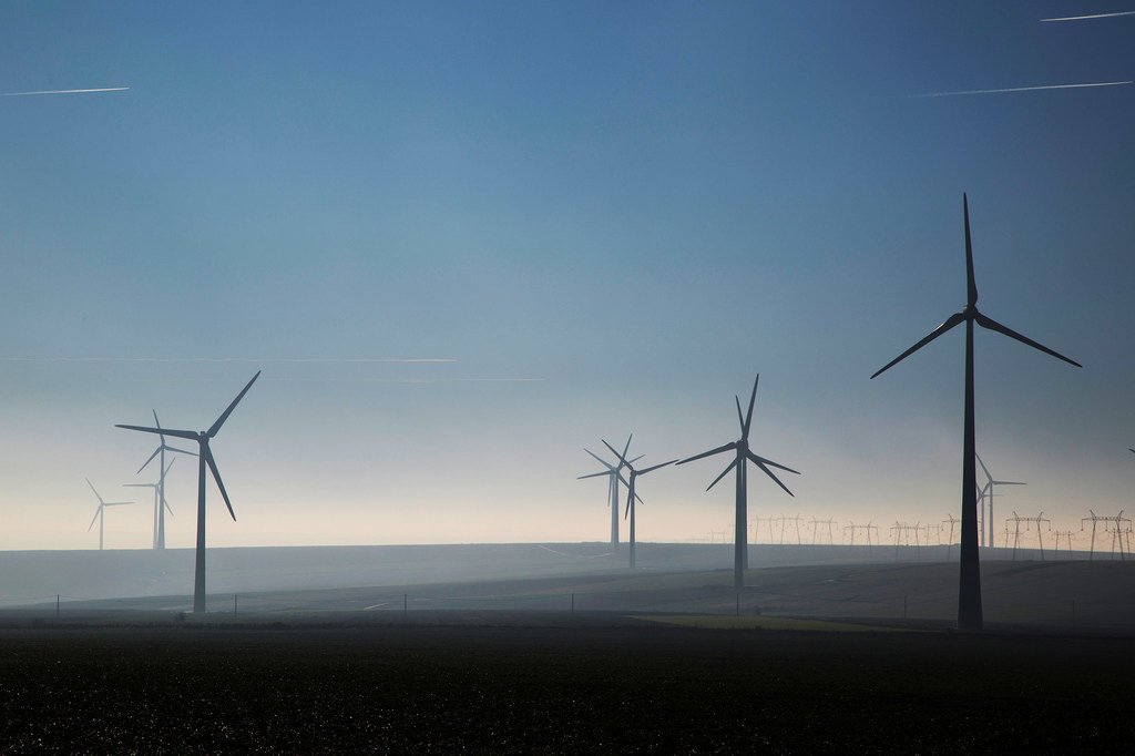 La energía eólica ayuda a una economía baja en emisiones de carbono.