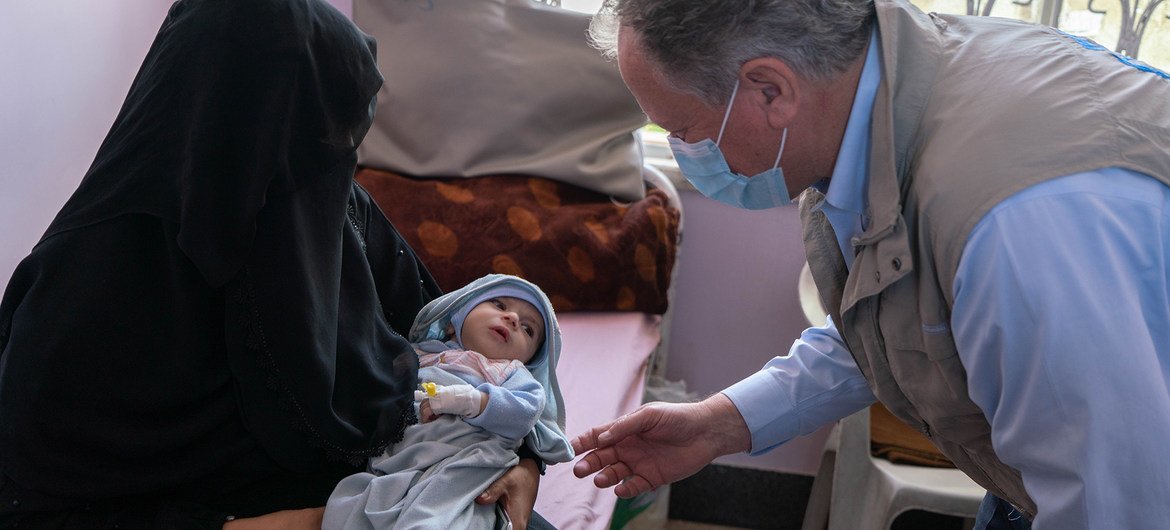 World Food Programme (WFP) chief David Beasley visits Al-Sabeen Maternity and Children Hospital in Yemen. 
