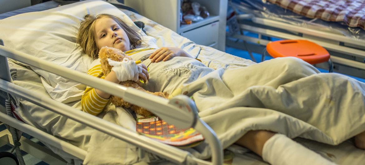В результате обстрелов жилых районов в Украине погибают и получают ранения мирные жители, в том числе дети. На фото: раненная шестилетняя киевлянка получает лечение в больнице. 