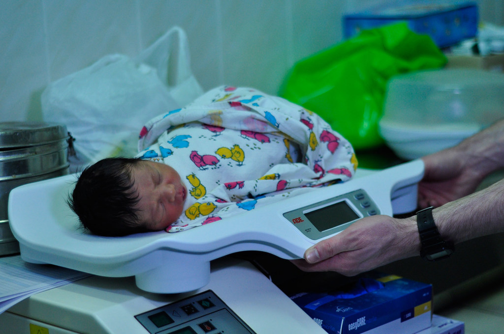 Un bebé recién nacido es pesado en una báscula en un hospital de Ucrania el 7 de marzo de 2022.
