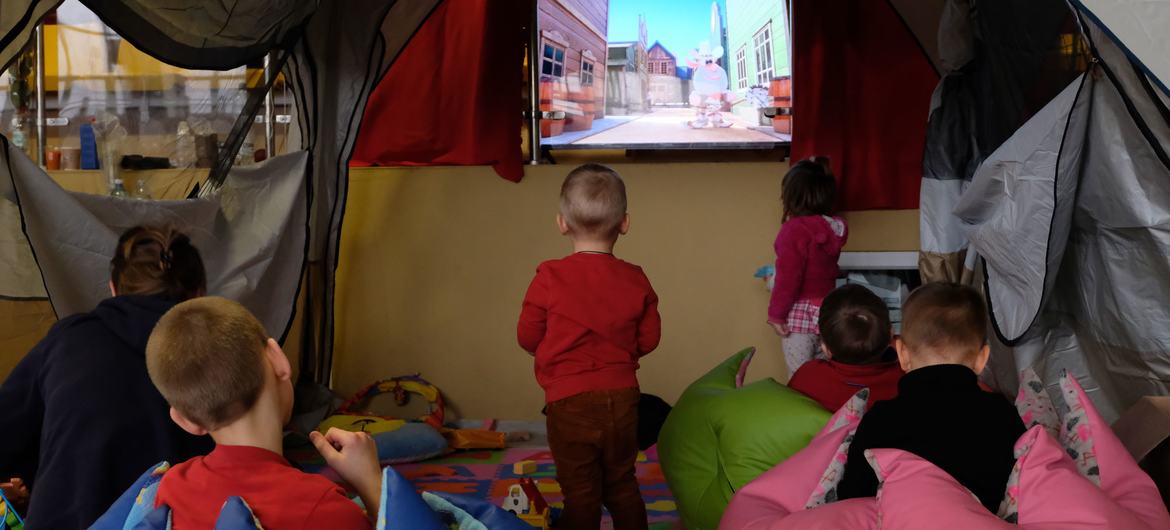 Niños jugando en un gimnasio escolar habilitado para acoger a familias de refugiados que han huido de la guerra en Ucrania., en Medyka, al sureste de Polonia, 