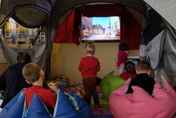 Детский фонд ООН и Управление ООН по делам беженцев в партнерстве с местными органами власти и организациями гражданского общества создают так называемые голубые точки – безопасные центры для детей и женщин. 