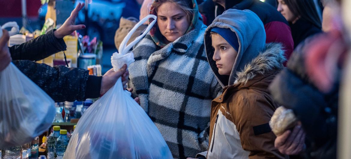 Familias ucranianas llegando a Berdyszcze, Polonia, en busca de refugio.