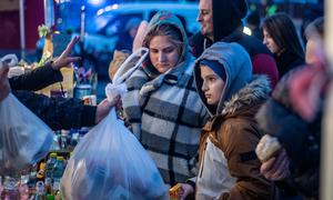 Familias ucranianas llegando a Berdyszcze, Polonia, en busca de refugio.