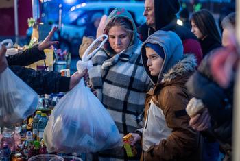Дети и семьи  с детьми прибывают в Бердище, Польша, после пересечения границы с Украиной, спасаясь от эскалации конфликта.