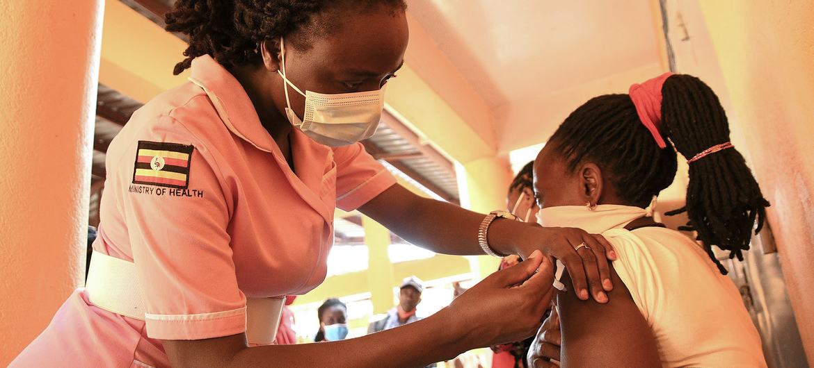 Les vaccins COVID-19 sont administrés dans les communautés accueillant des réfugiés, comme à Fort Portal, en Ouganda.