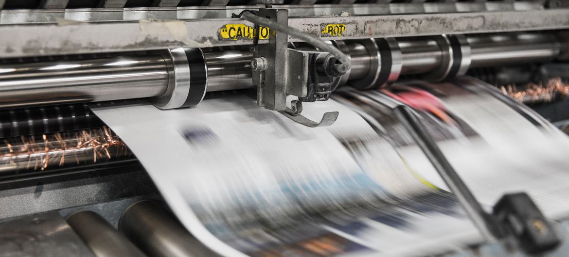 Berita yang dapat diakses secara gratis di media sosial telah menyebabkan hambatan besar dalam penjualan surat kabar.