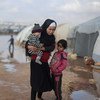 19 كانون الثاني/يناير: أطفال يقفون خارج خيمتهم في أحد المخيمات الواقعة شمال غرب سوريا.