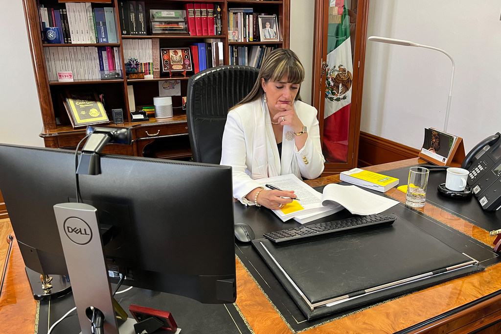 Margarita Ríos Farjat, ministra de la Suprema Corte de Justicia de la Nación en México, en su despacho.