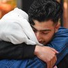 一名叙利亚少年在德国的一个机场与家人团聚。