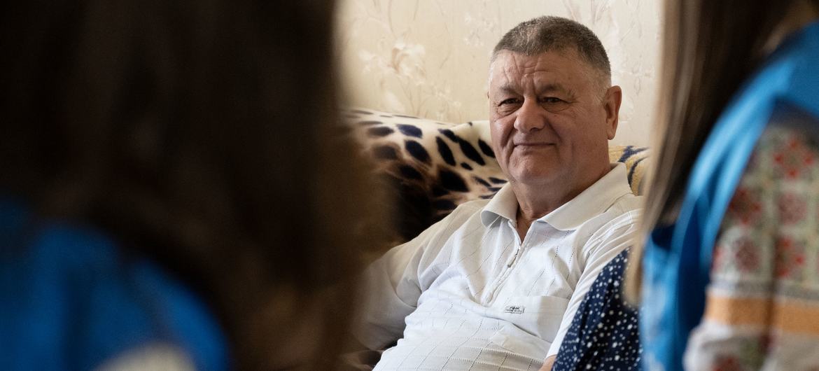 这名男子和他的妻子只是收容乌克兰难民的众多摩尔多瓦家庭之一。