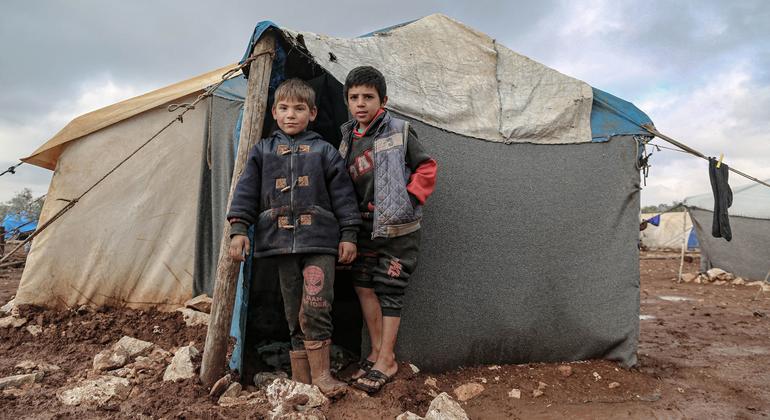 Des enfants, dont les familles ont été déplacées en raison de la guerre en Syrie, sont devant leur abri, dans le nord du pays.