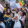 श्रीलंका सरकार के ख़िलाफ़ शिकायतों के साथ, लन्दन में एक विरोध प्रदर्शन (मई 2022)