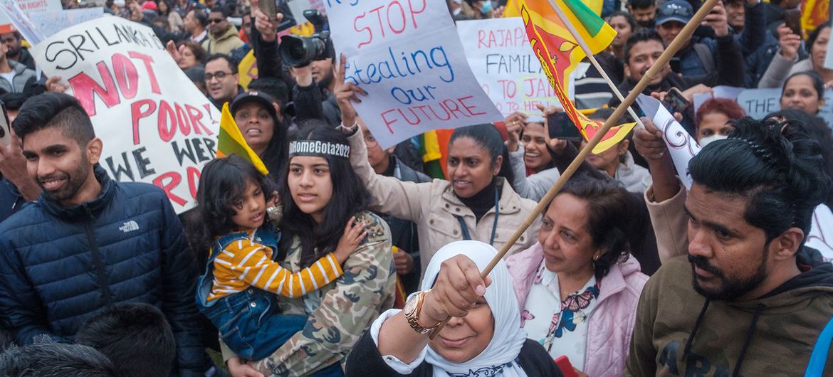 Des manifestants expriment leur mécontentement contre le gouvernement du Sri Lanka à Londres, au Royaume-Uni en mai 2022.