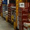 Des stocks de bière dans un entrepôt de distribution au Brésil.