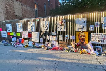 An impromptu memorial for George Floyd, who was killed after being restrained by police, has been set up in Harlem, New York City. 