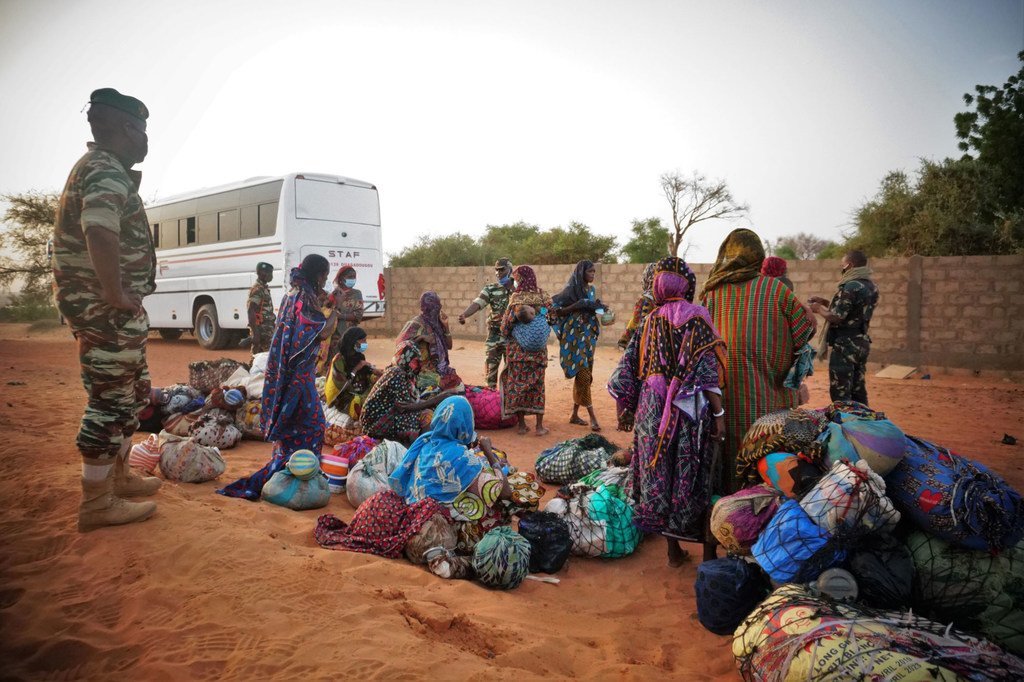 Les migrants sont menacés par la Covid-19. Sur cette photo, des Nigériens bloqués au Burkina Faso après avoir fui les affrontements dans les zones d'extraction d'or..