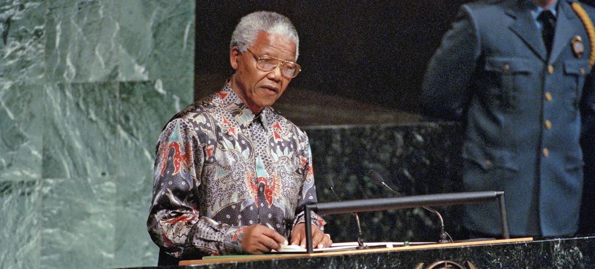 Nelson Mandela se dirige a la Asamblea General de la ONU en septiembre de 2004.