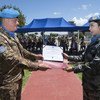联黎部队司令为来自中国的高级排雷参谋辛源颁发荣誉证书。