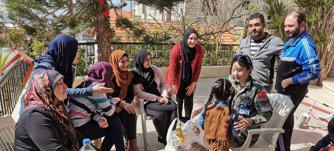 لبنان: الرائدة شين يوان تتحدث إلى نساء وفتيات بشأن التوعيد بالألغام الأرضية والمتفجرات من مخلفات الحرب.