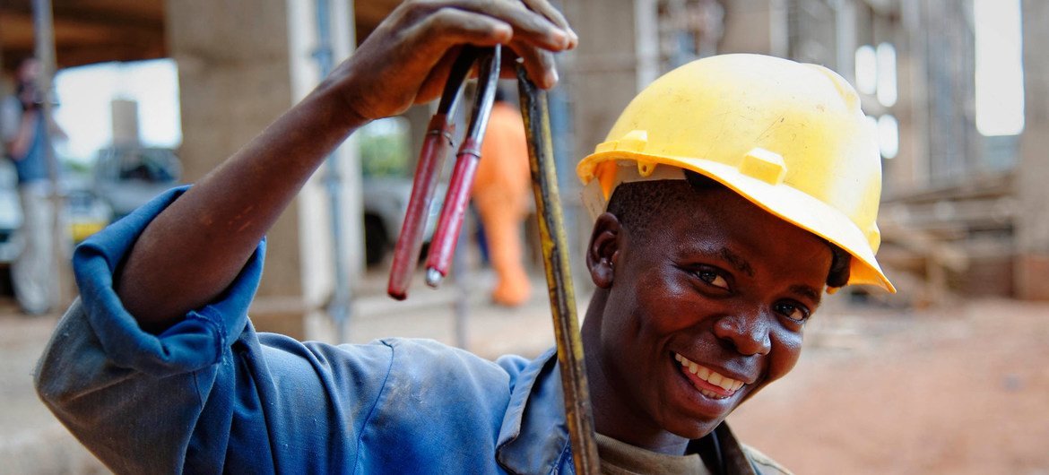 Un jeune ouvrier du bâtiment à Lilongwe, la capitale du Malawi