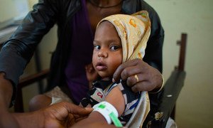 (من الأرشيف) يتم فحص طفل يعاني من سوء التغذية في أحد المراكز الصحية في تيغراي، إثيوبيا.