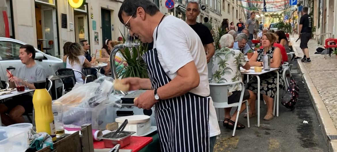 Junho é o mês das festas dos Santos Populares, em Lisboa, com sardinhas assadas na grelha. Junho é o mês das festas dos Santos Populares, em Lisboa, com sardinhas assadas na grelha.
