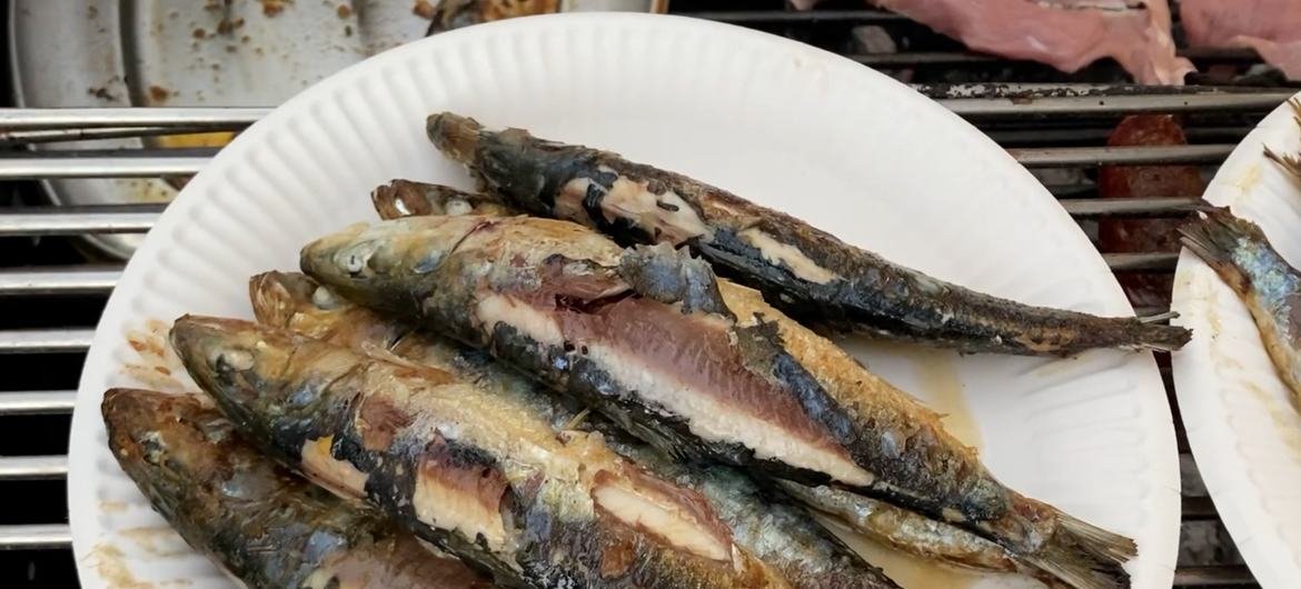 Comer sardinhas assadas é parte da cultura portuguesa. 