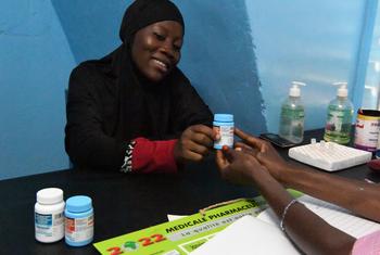 Une femme née avec le VIH reçoit un traitement dans une clinique au Burkina Faso.