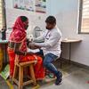 امرأة تخضع لاختبار كشف فيروس نقص المناعة البشرية في ولاية أوتار براديش بالهند.