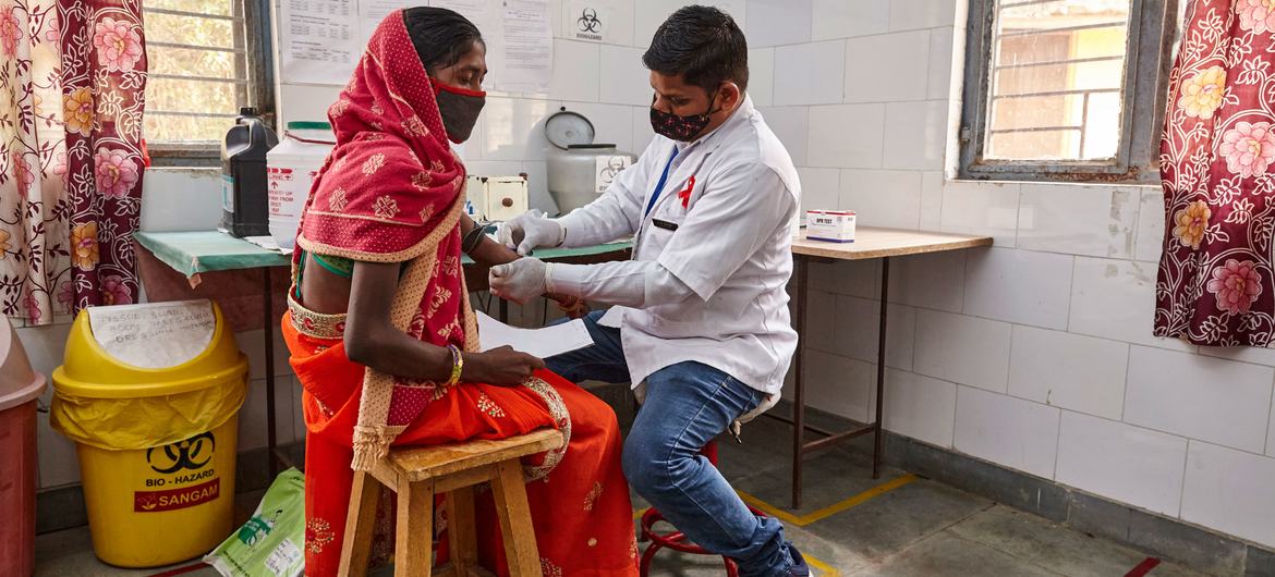 Une femme est testée pour le VIH dans l'Uttar Pradesh, en Inde.