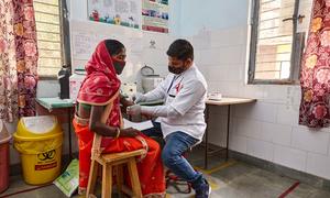 Una mujer se somete a la prueba del VIH en el estado de Uttar Pradesh, India.