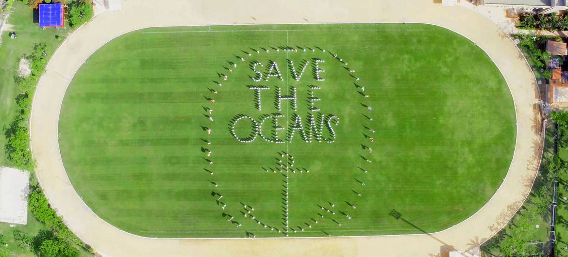 आधे दर्जन देशों से आए 200 से ज़्यादा छात्र, महासागरों के संरक्षण का महत्वपूर्ण सन्देश देने के लिये एक आकृति बनाते हुए.