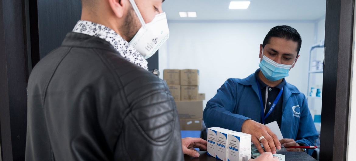 Житель Колумбии получает препараты для лечения от ВИЧ. 