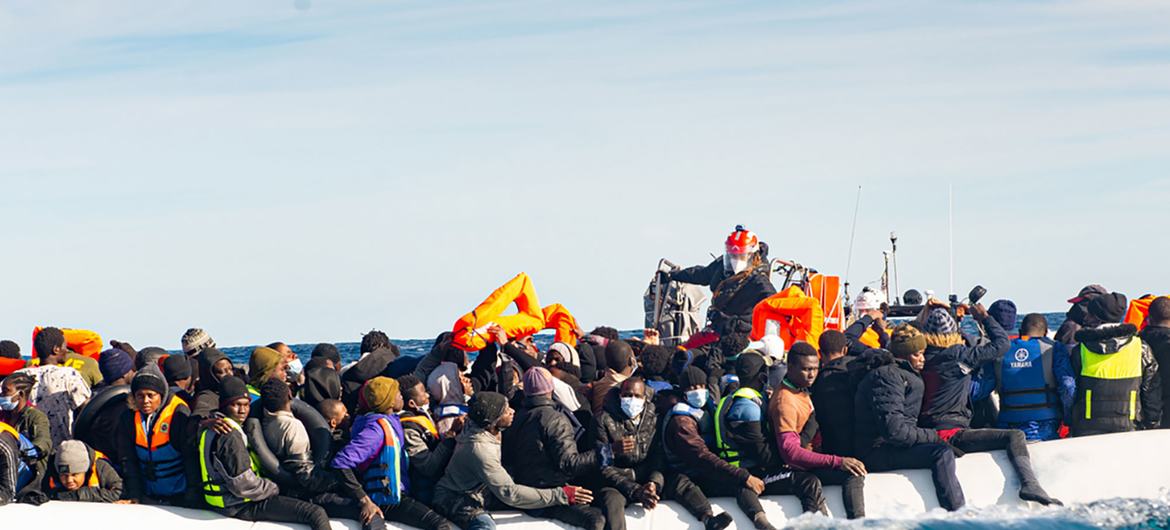 Para migran diselamatkan di lepas pantai Libya pada bulan April oleh LSM, SOS Méditerranée.