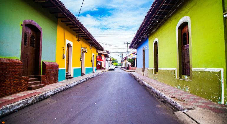 Una calle con coloridas casas en el departamento de León, en Nicaragua.
