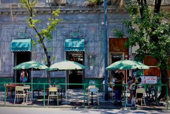 Café em Buenos Aires, Argentina. Redução da projeção de crescimento para a América do Sul é ainda mais baixa