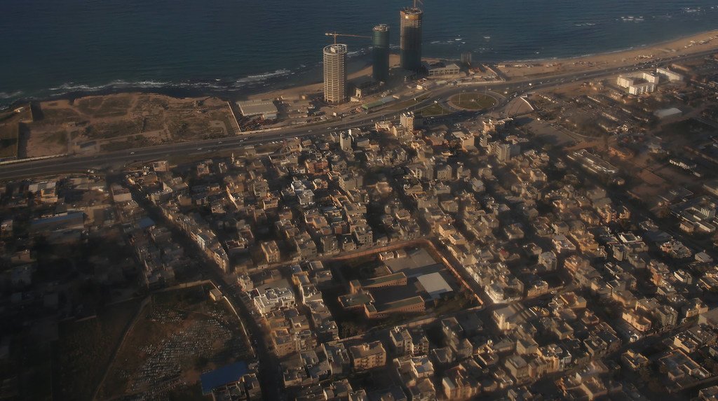 منظر جوي لشاطئ طرابلس والبحر الأبيض المتوسط من طائرة تابعة للأمم المتحدة ، طرابلس - ليبيا (أرشيف فبراير 2017)