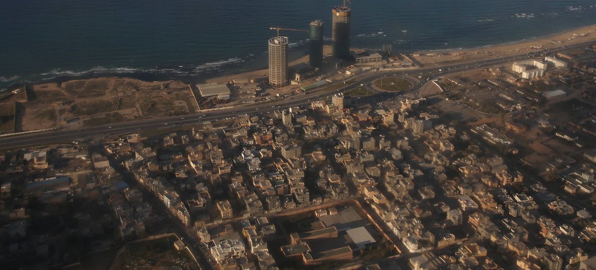 منظر جوي لشاطئ طرابلس والبحر الأبيض المتوسط من طائرة تابعة للأمم المتحدة ، طرابلس - ليبيا (أرشيف فبراير 2017)