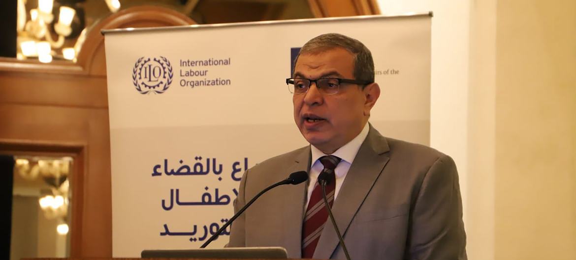 وزير القوى العاملة في مصر،  محمد سعفان، يتحدث في احتفالية بمناسبة اليوم العالمي لمكافحة عمل الأطفال، في مصر. 