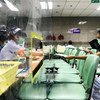 موظفون يقومون ترتيبات في أماكن الجلوس لضمان التباعد الاجتماعي في مستشفى في بانكوك ، تايلاند.