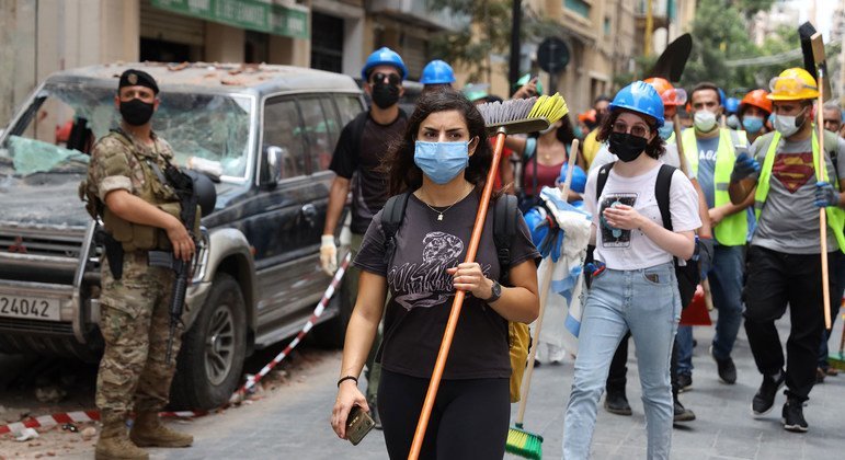 Voluntarios se unen a las tareas de limpieza tras la catastrófica explosión en Beirut, Líbano.